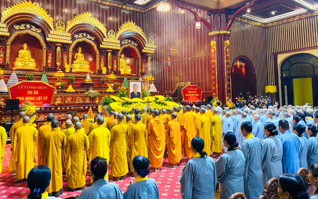 Người dân tới Yên Tử thắp hương tưởng niệm Tổng Bí thư Nguyễn Phú Trọng (25/07/2024)